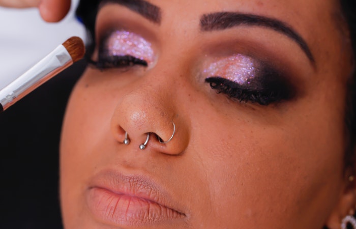 Como fazer make com glitter