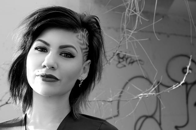 cabelo raspado e alongado